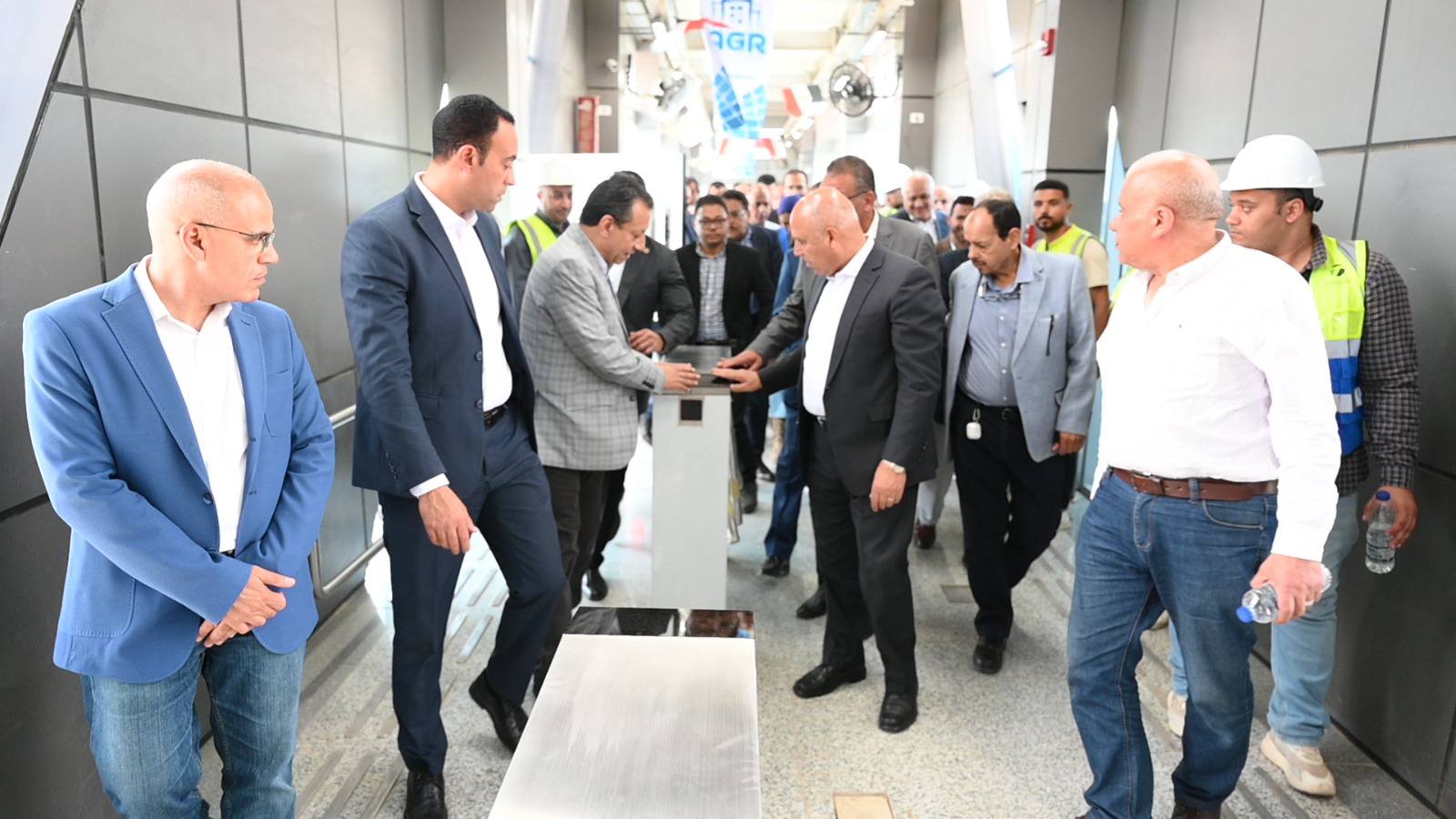 الوزير يتفقد محطات مشروع الأتوبيس الترددي BRT