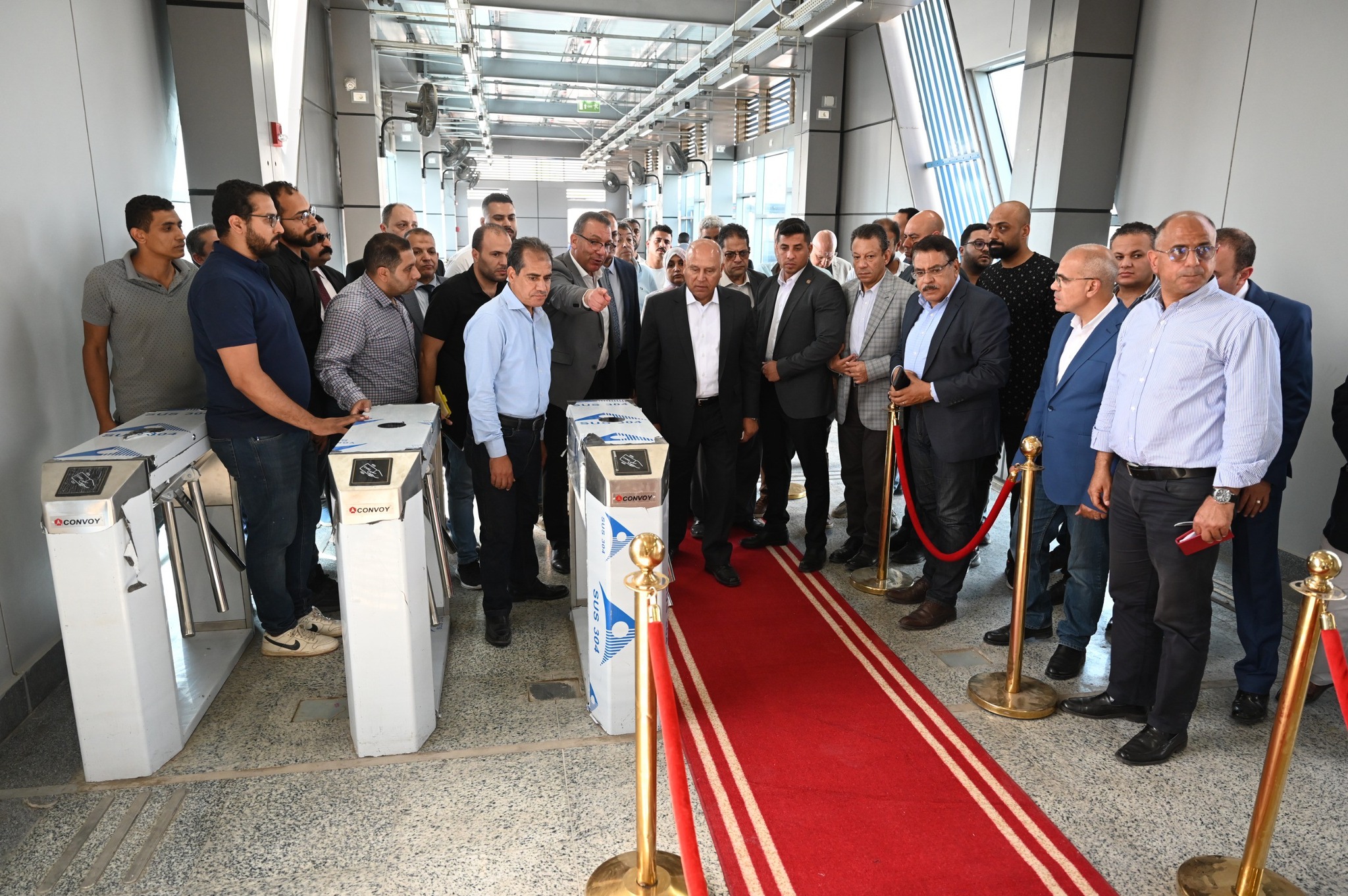 الوزير يتفقد محطات مشروع الأتوبيس الترددي BRT