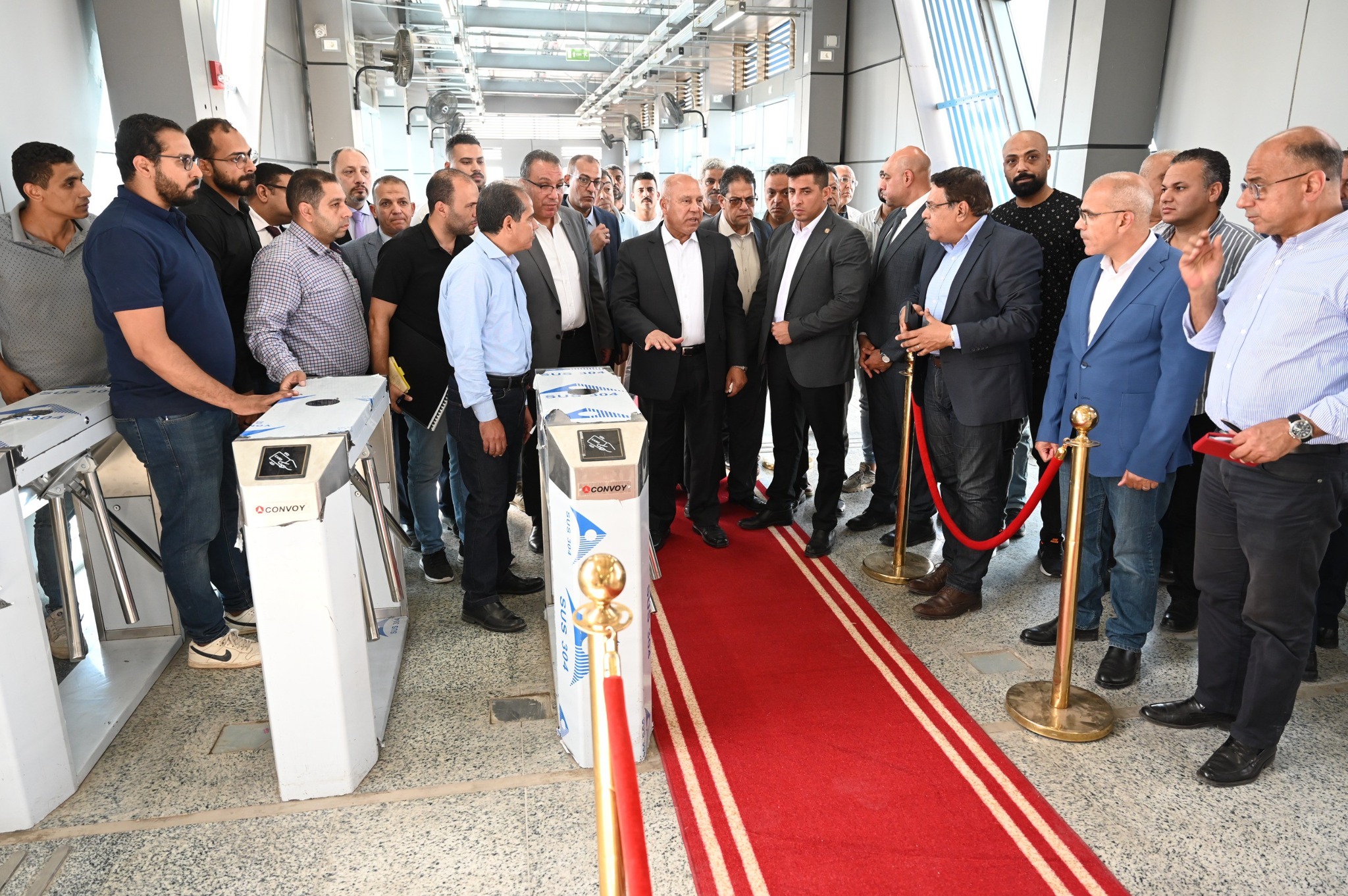 الوزير يتفقد محطات مشروع الأتوبيس الترددي BRT