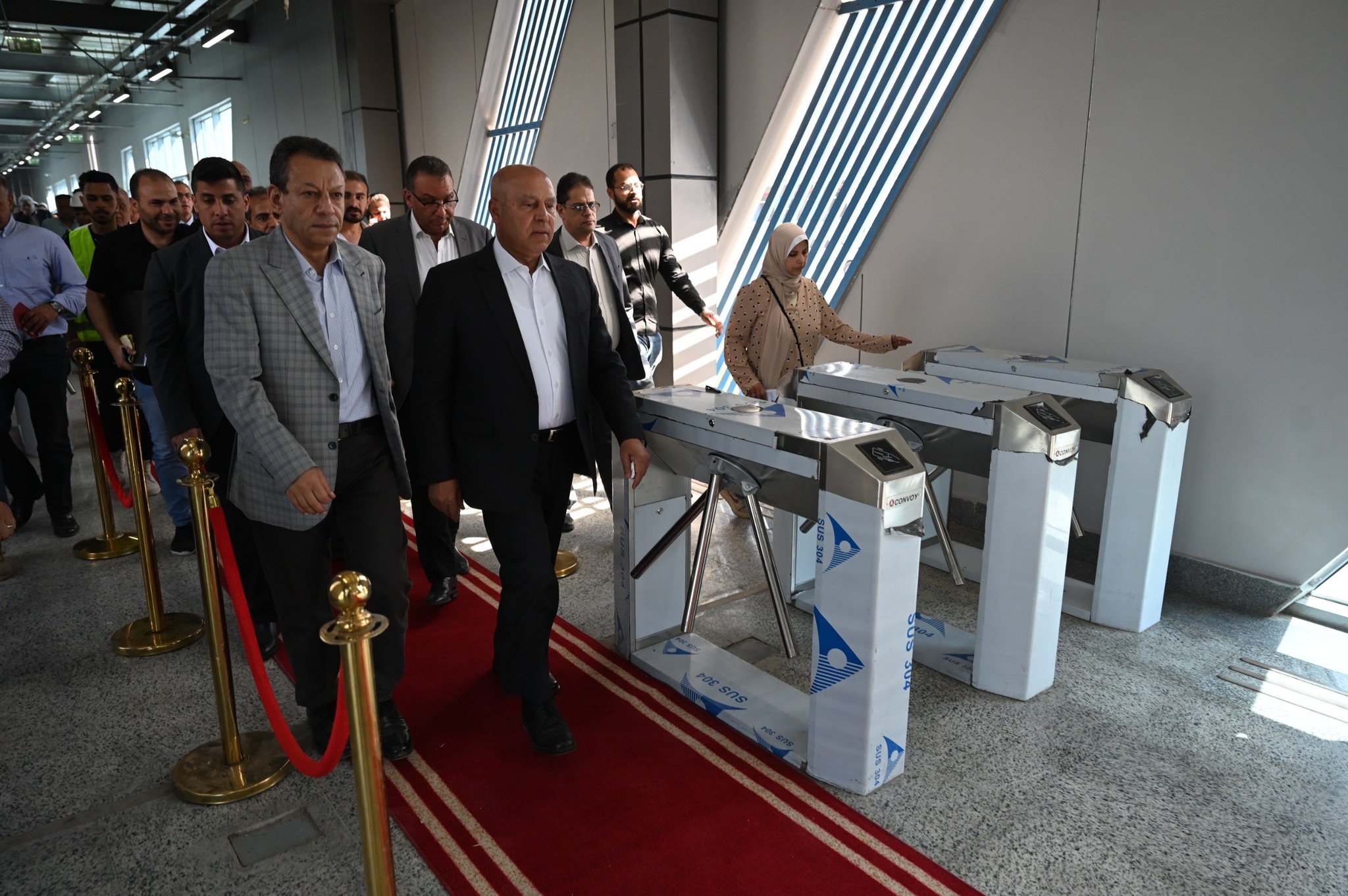 الوزير يتفقد محطات مشروع الأتوبيس الترددي BRT