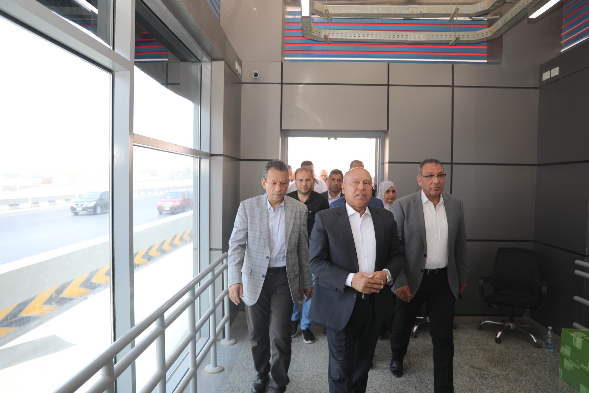 الوزير يتفقد محطات مشروع الأتوبيس الترددي BRT