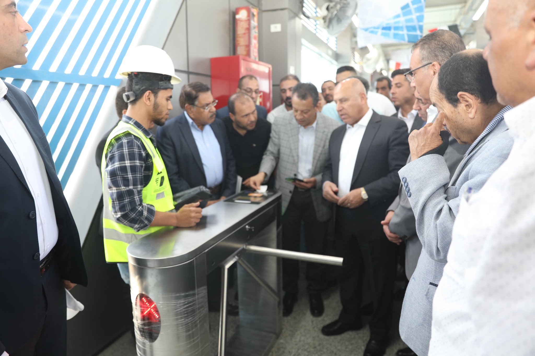 الوزير يتفقد محطات مشروع الأتوبيس الترددي BRT
