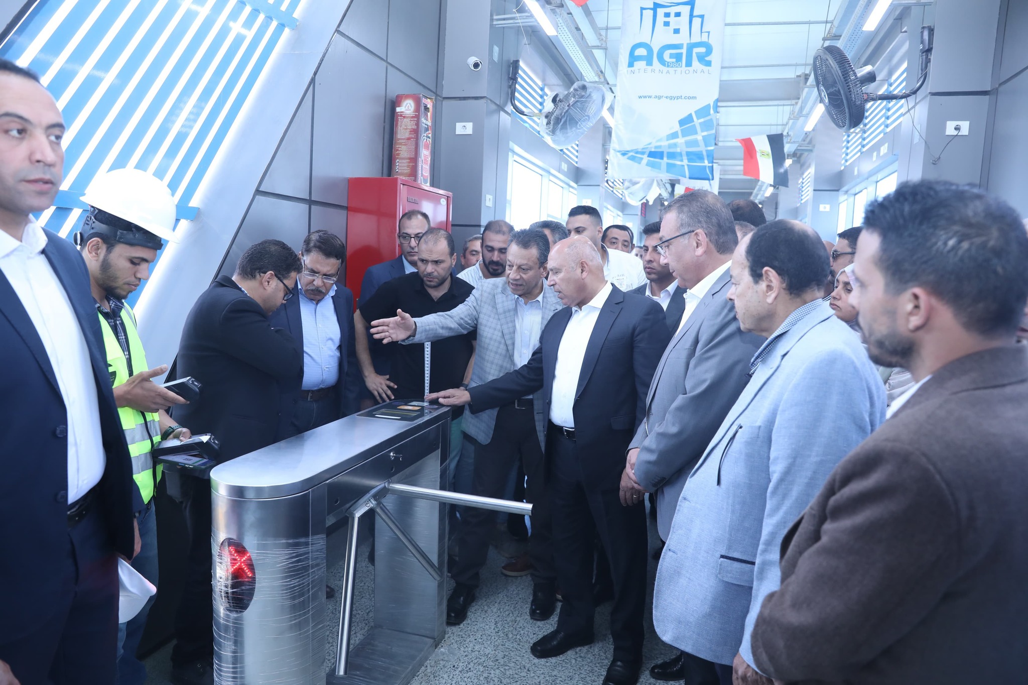 الوزير يتفقد محطات مشروع الأتوبيس الترددي BRT