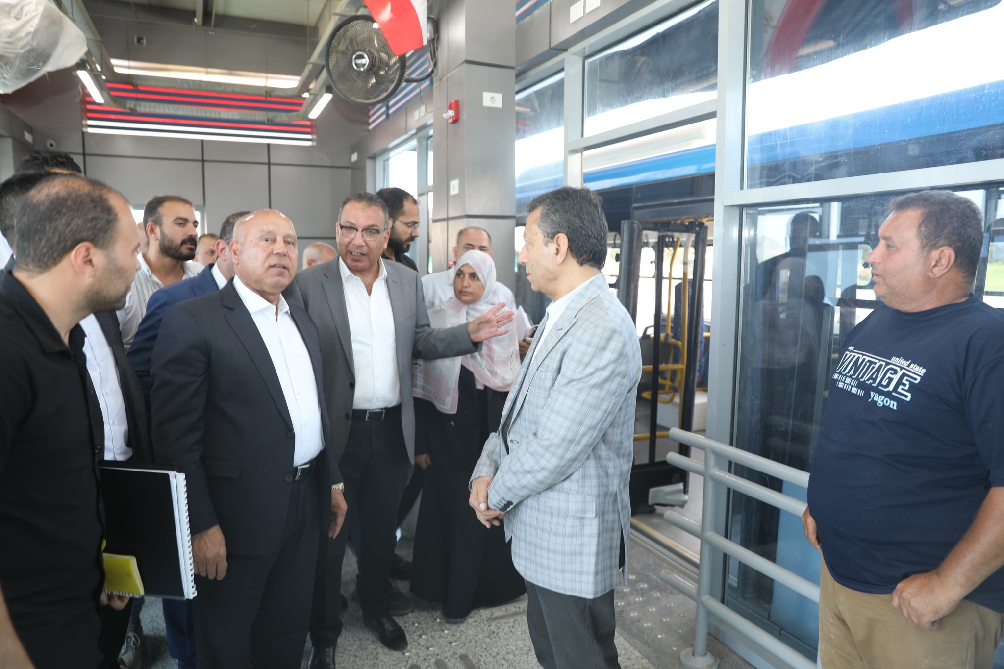 الوزير يتفقد محطات مشروع الأتوبيس الترددي BRT