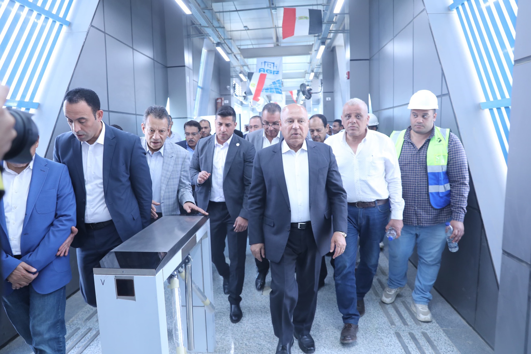 الوزير يتفقد محطات مشروع الأتوبيس الترددي BRT