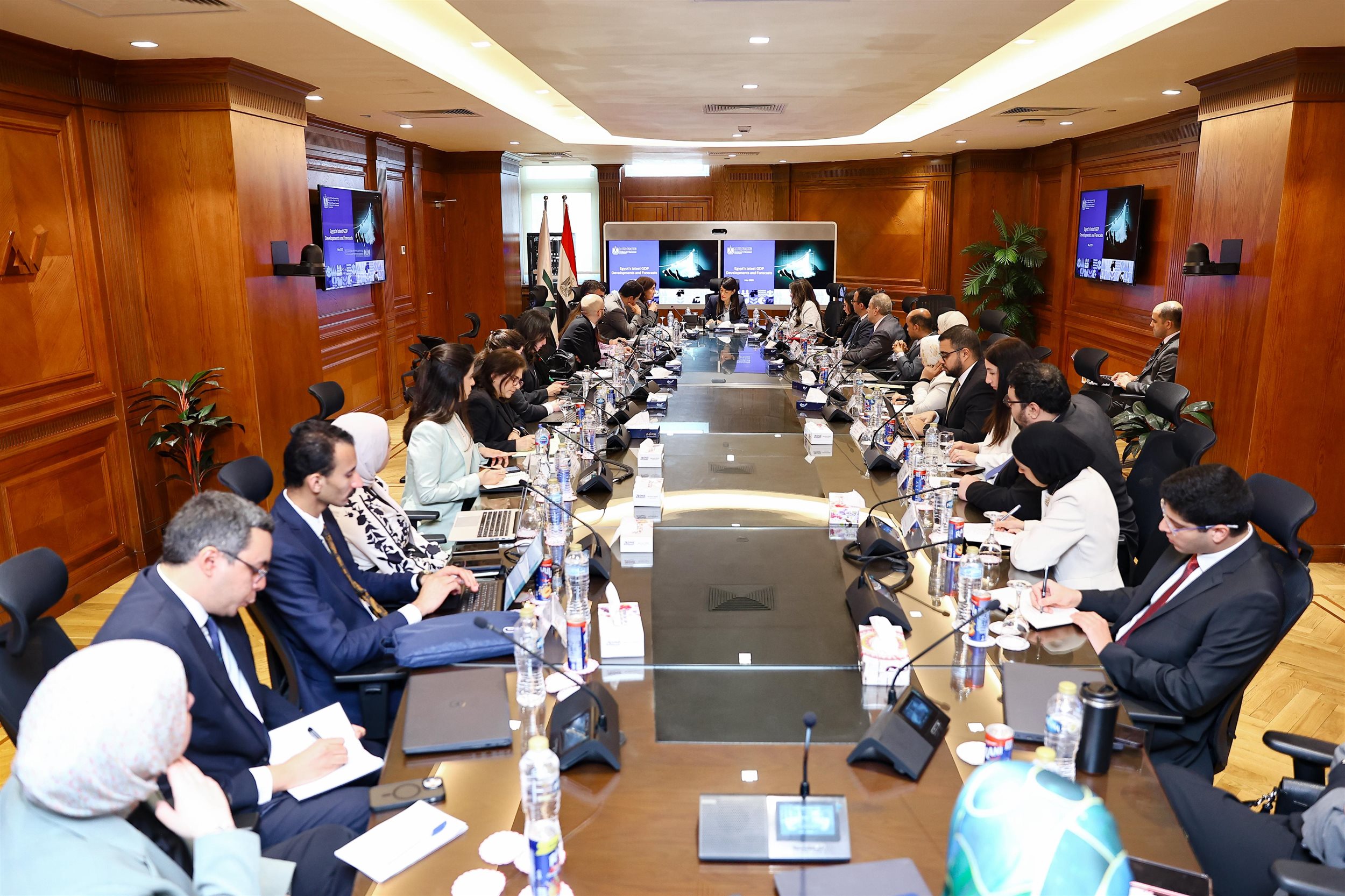 وزيرة التخطيط مع بعثة صندوق النقد الدولي