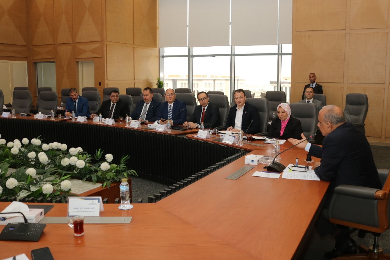 وزير الكهرباء خلال اجتماعه مع قيادات القطاع