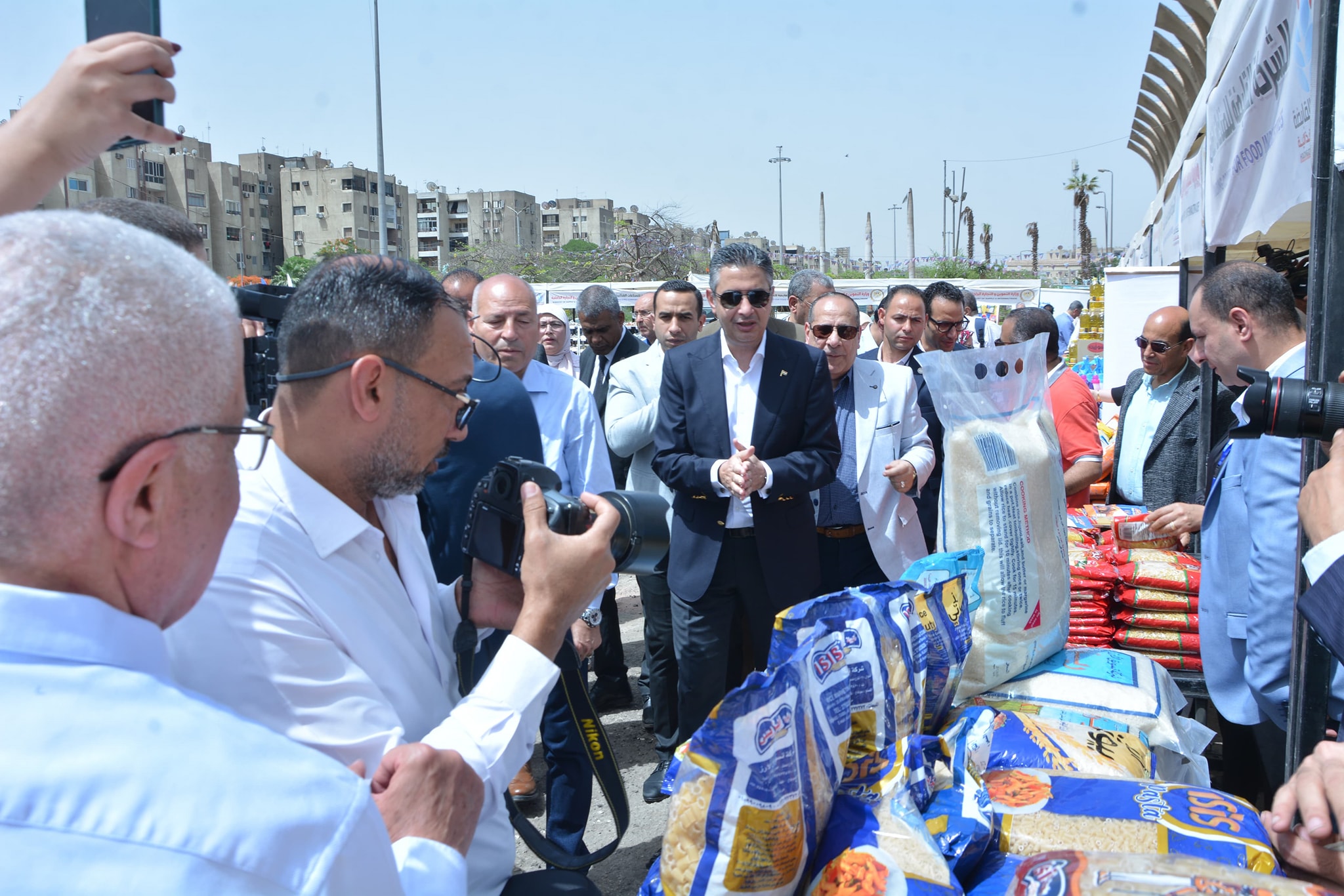 وزير التموين ومحافظ القاهرة يفتتحان سوق اليوم الواحد بمدينة نصر