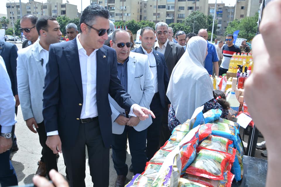 وزير التموين ومحافظ القاهرة يفتتحان سوق اليوم الواحد بمدينة نصر