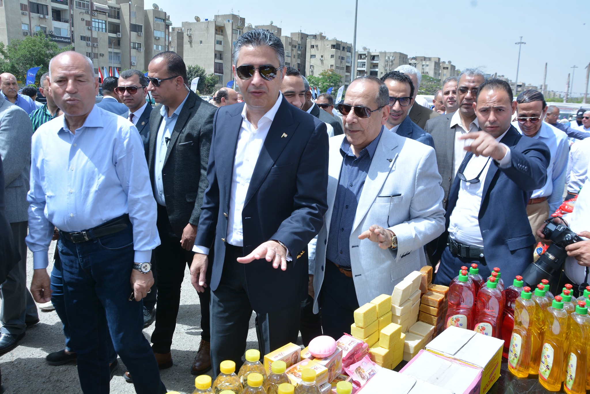 وزير التموين ومحافظ القاهرة يفتتحان سوق اليوم الواحد بمدينة نصر