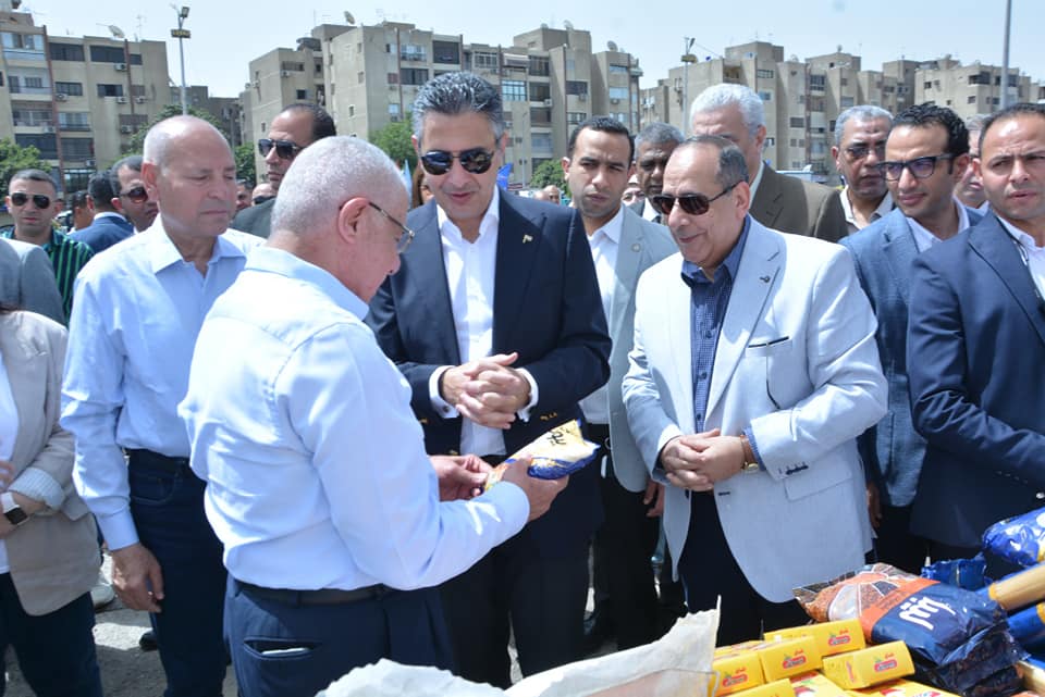 وزير التموين ومحافظ القاهرة يفتتحان سوق اليوم الواحد بمدينة نصر