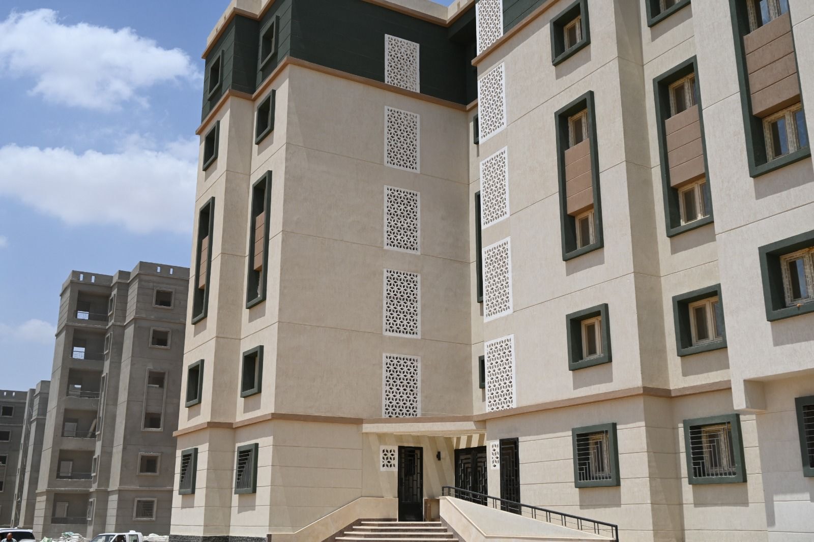 تنفيذ 3972 وحدة سكنية وتطوير المناطق الصناعية بالعاشر من رمضان