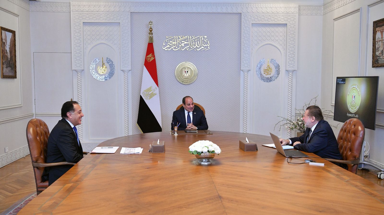 الرئيس السيسي يجتمع مع مدبولي ومحافظ البنك المركزي