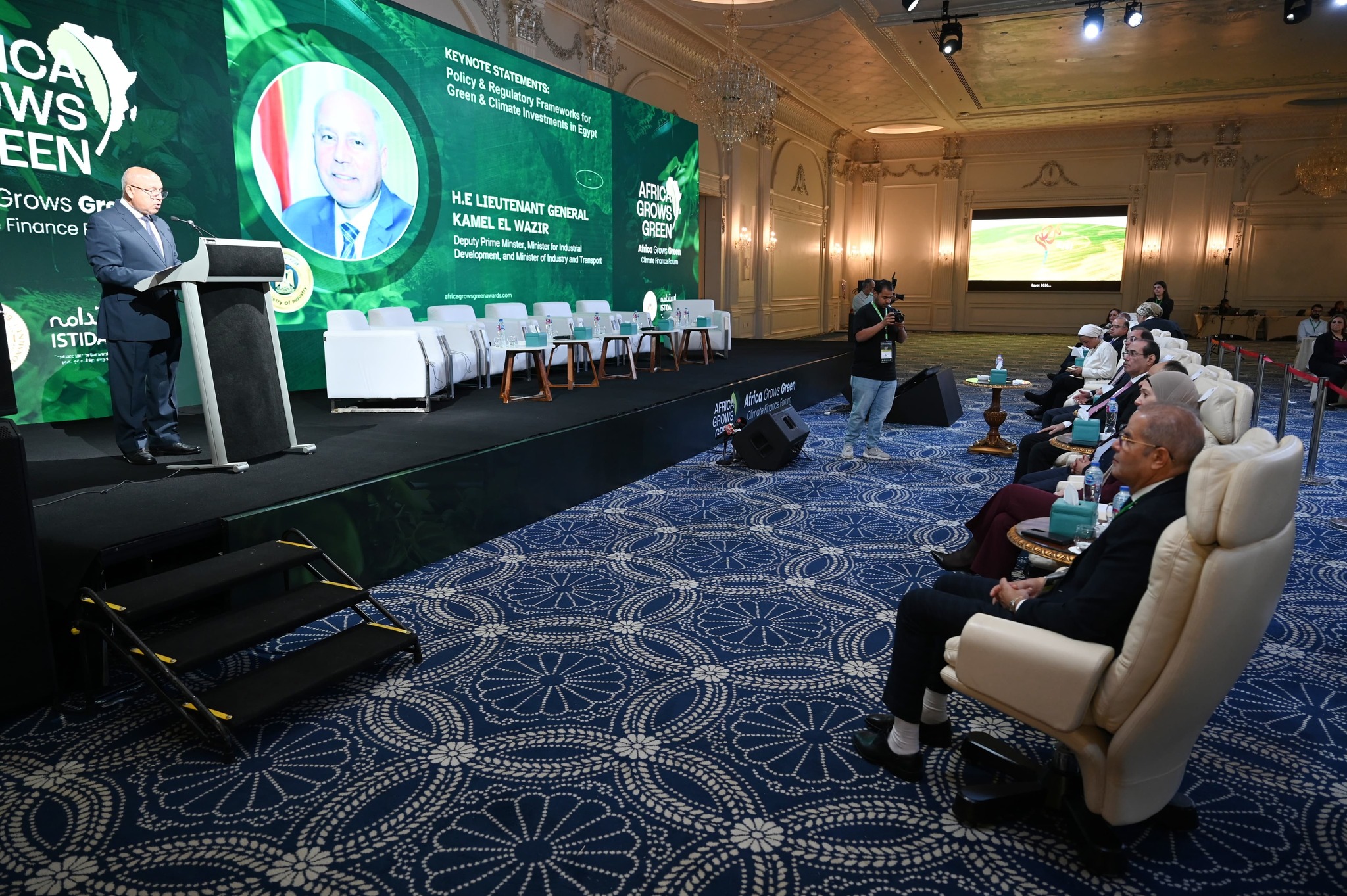 وزير الصناعة يشارك بفعاليات منتدى تمويل المناخ