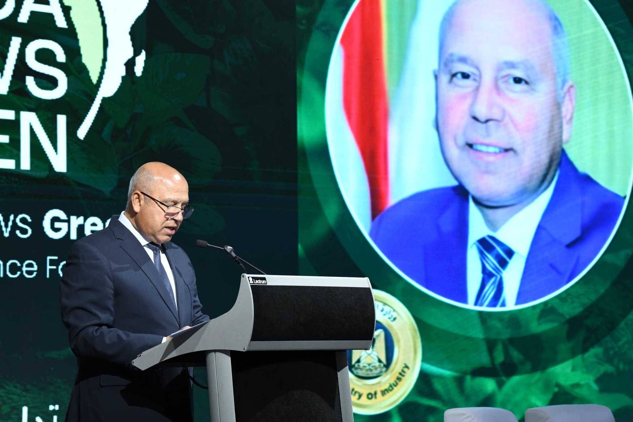 وزير الصناعة يشارك بفعاليات منتدى تمويل المناخ
