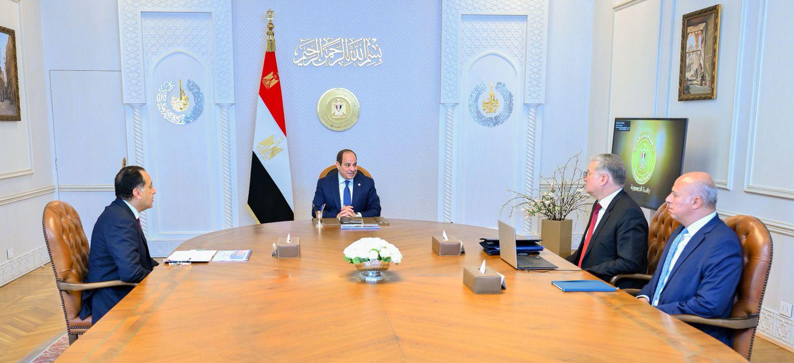 الرئيس السيسي يجتمع مع مدبولي ووزير البترول