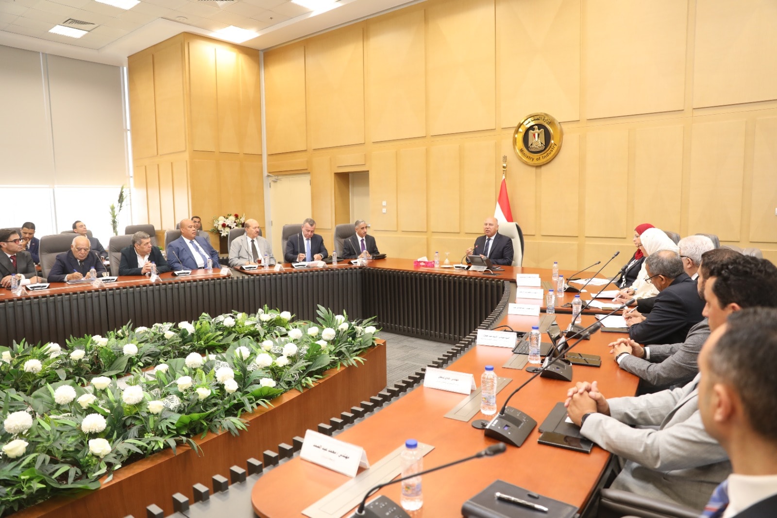 وزير الصناعة والنقل يلتقي بصنّاع ومُنتجي الحديد
