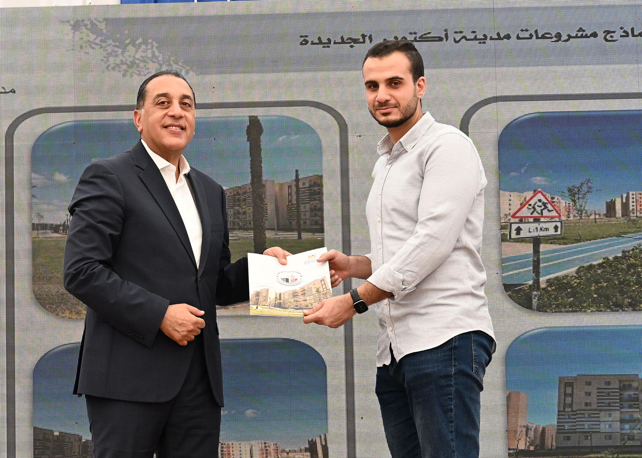 رئيس الوزراء يسلم عددا من عقود وحدات سكن لكل المصريين