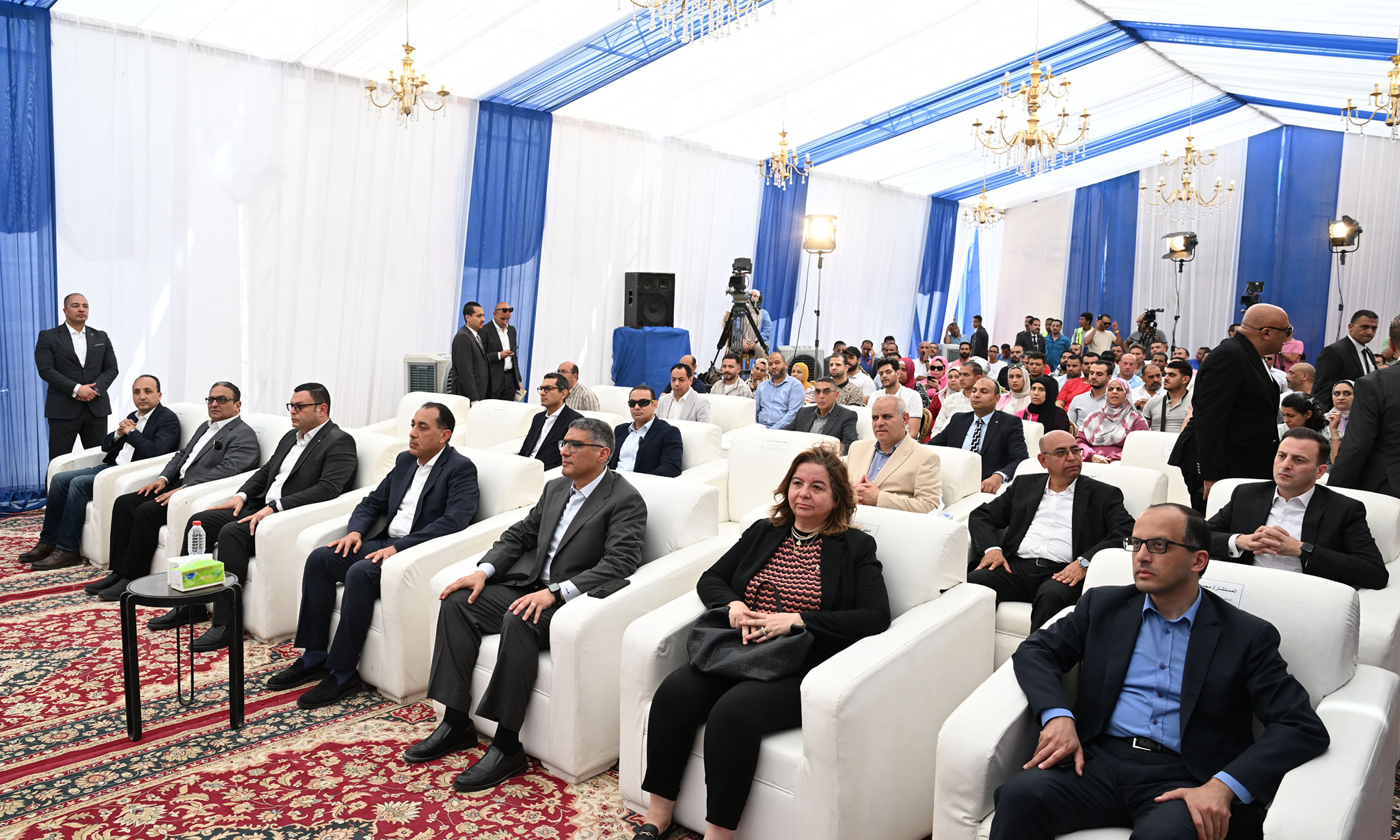 رئيس الوزراء يسلم عددا من عقود وحدات سكن لكل المصريين