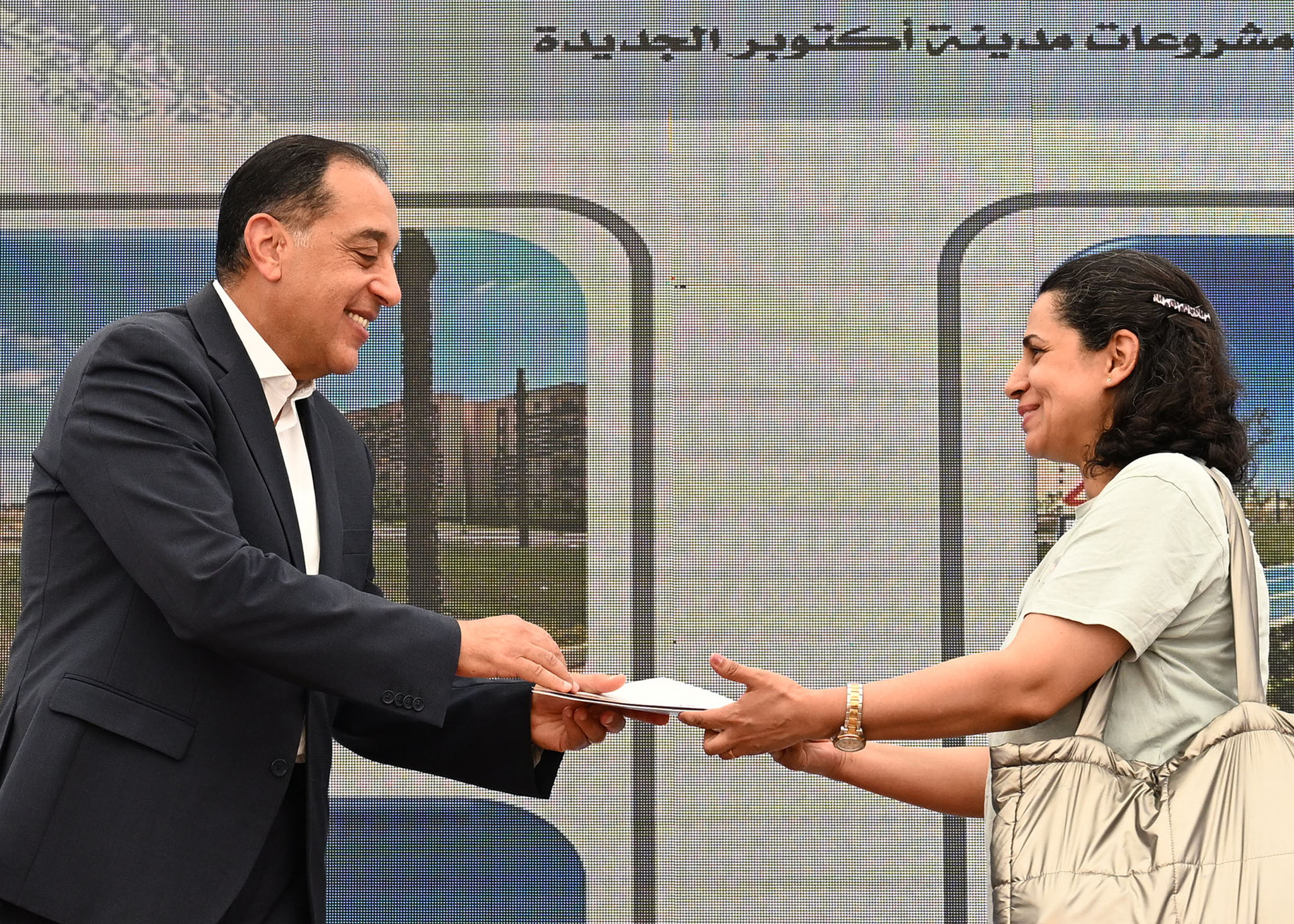 رئيس الوزراء يسلم عددا من عقود وحدات سكن لكل المصريين