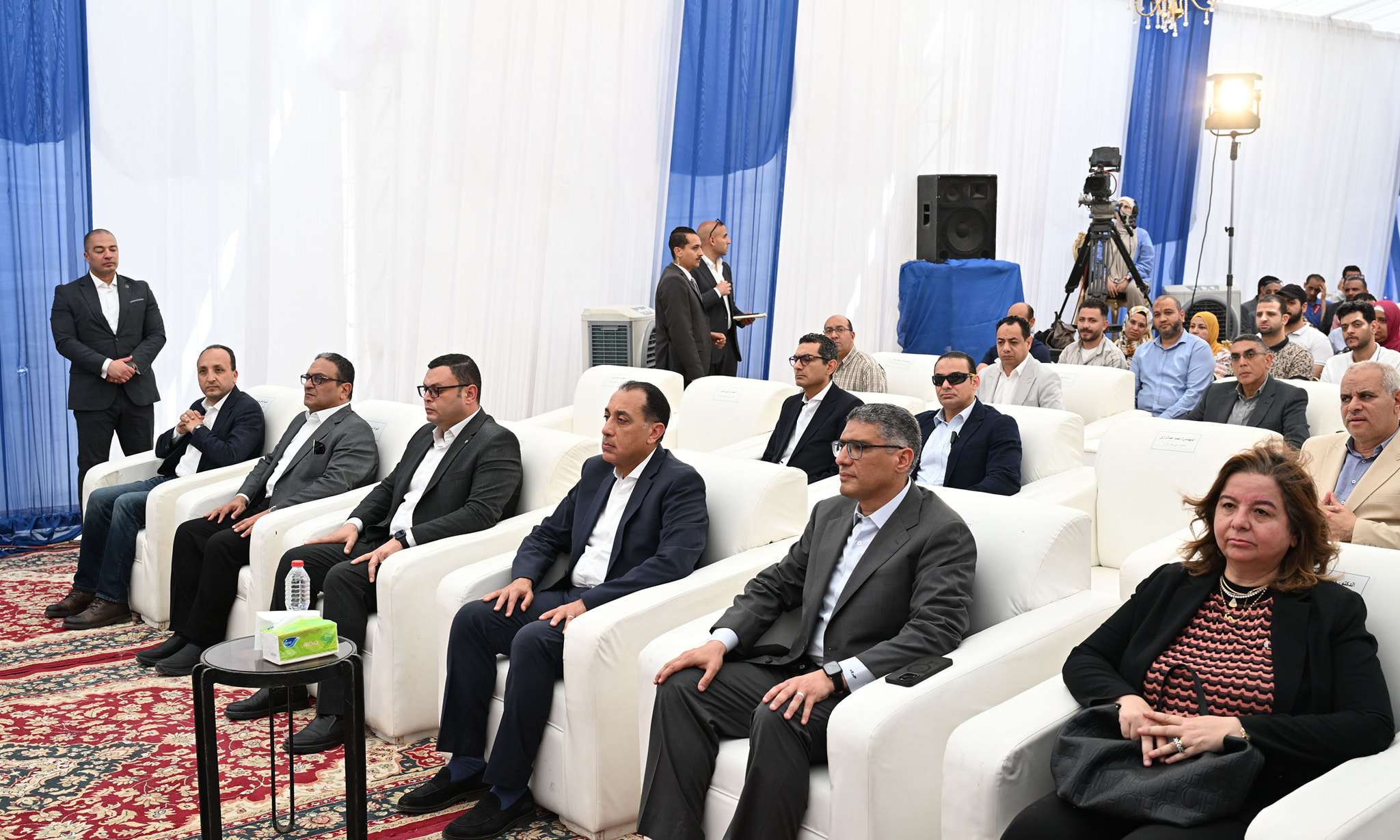 رئيس الوزراء يسلم عددا من عقود وحدات سكن لكل المصريين