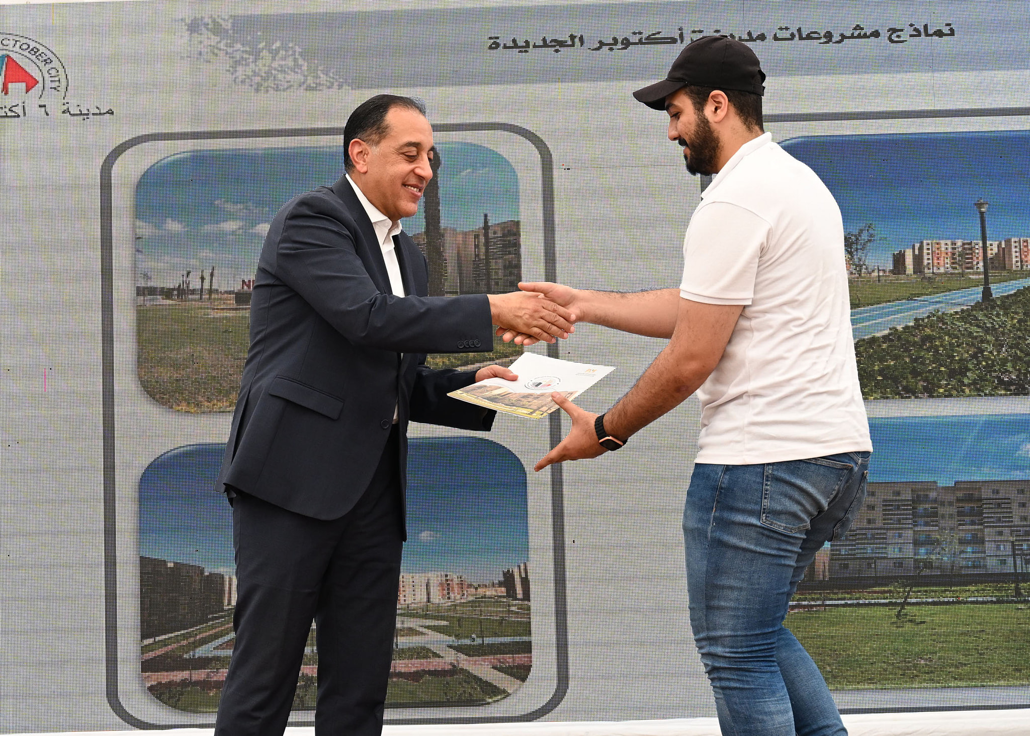 رئيس الوزراء يسلم عددا من عقود وحدات سكن لكل المصريين
