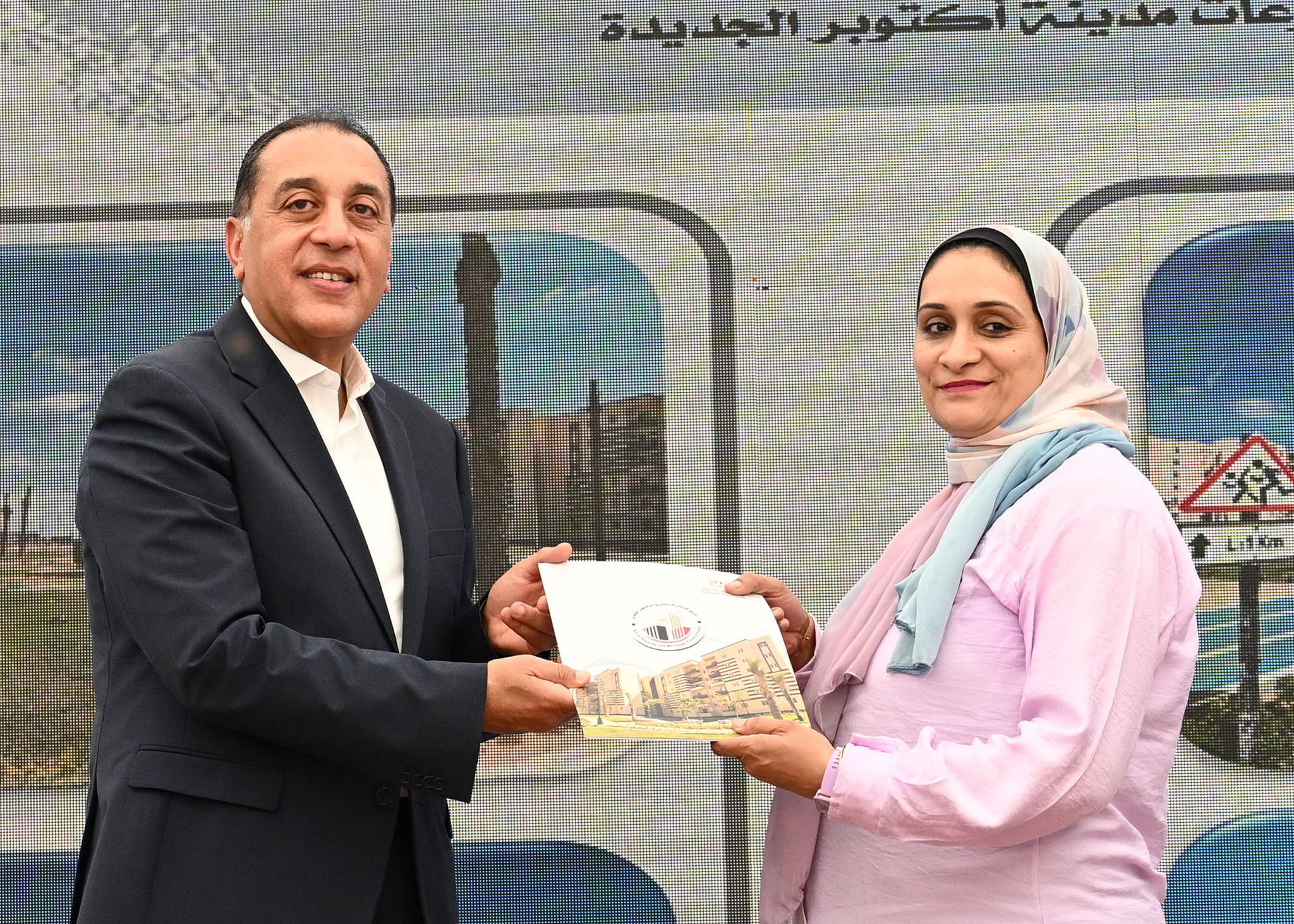 رئيس الوزراء يسلم عددا من عقود وحدات سكن لكل المصريين