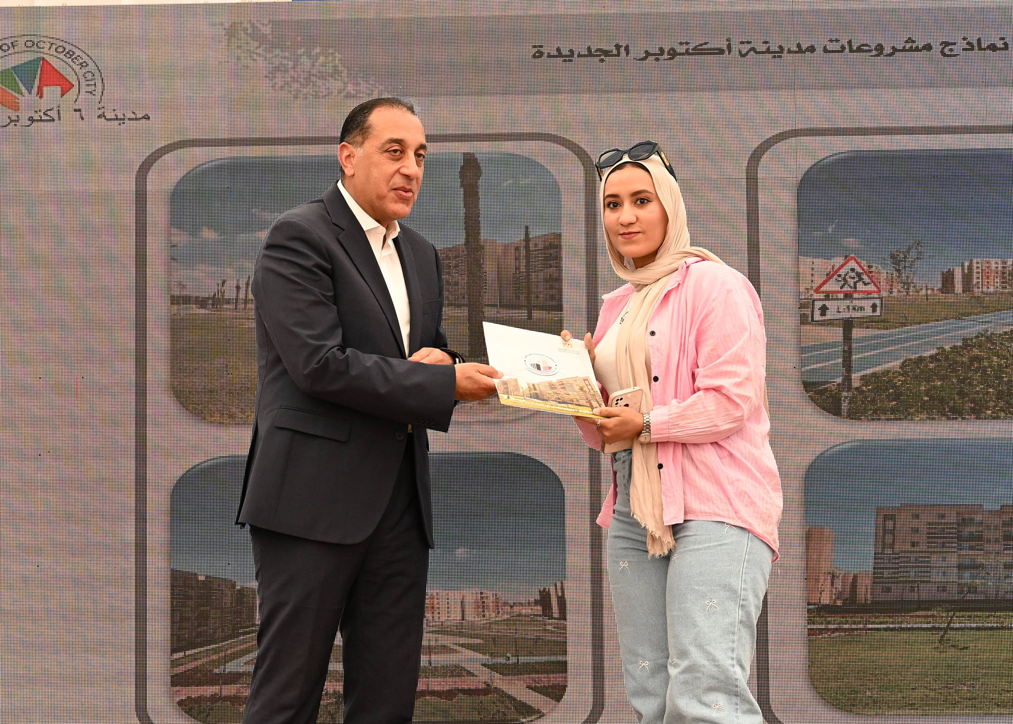 رئيس الوزراء يسلم عددا من عقود وحدات سكن لكل المصريين