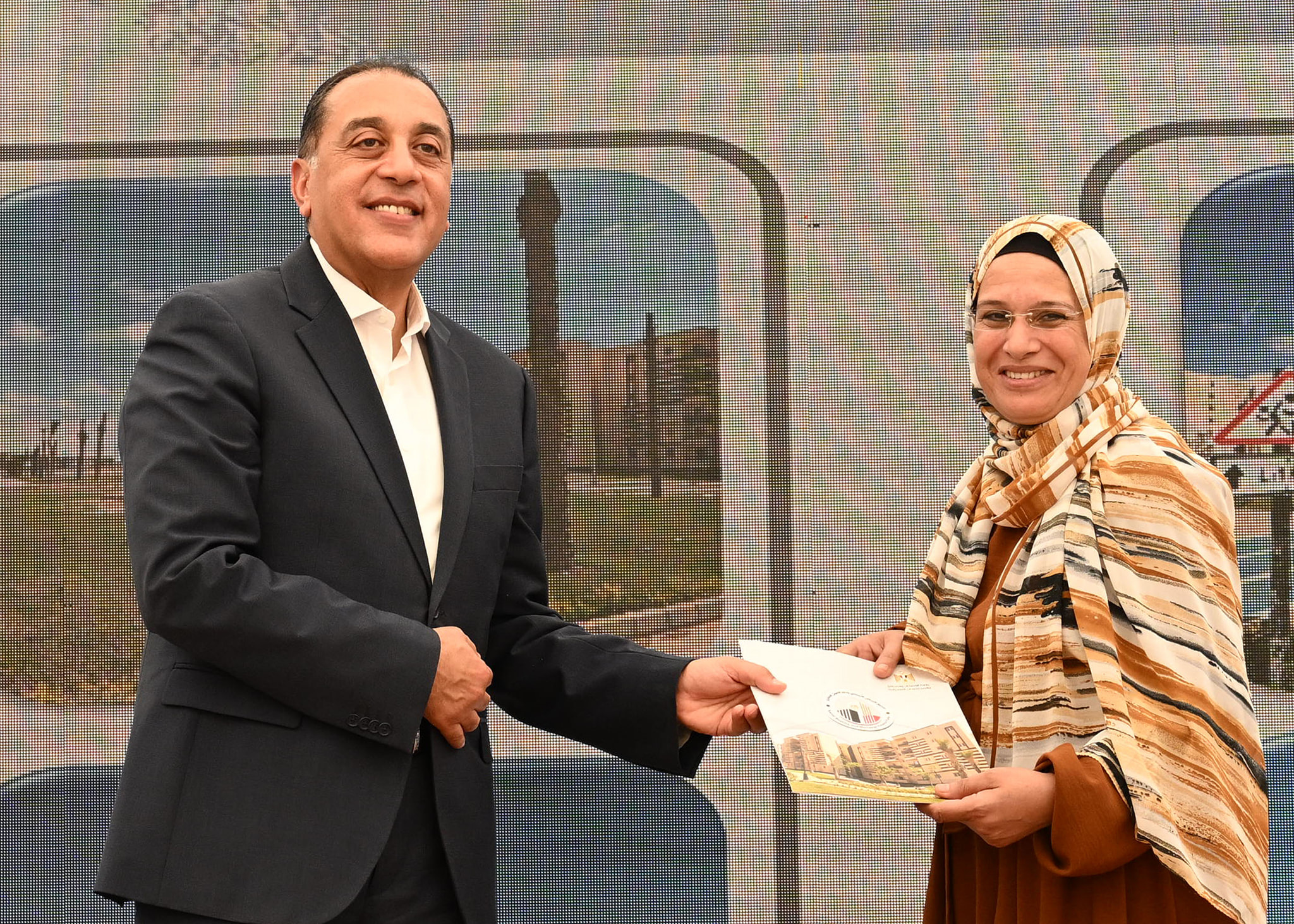 رئيس الوزراء يسلم عددا من عقود وحدات سكن لكل المصريين