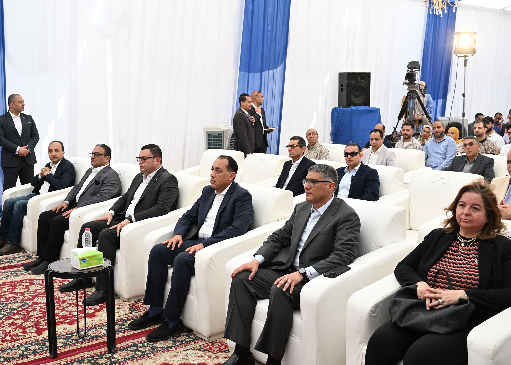 رئيس الوزراء يسلم عددا من عقود وحدات سكن لكل المصريين