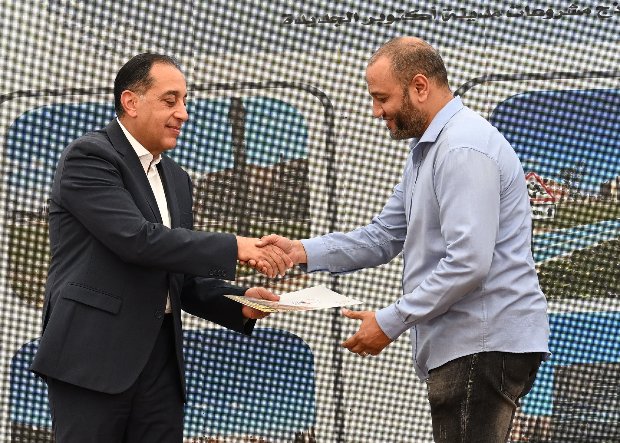 رئيس الوزراء يسلم عددا من عقود وحدات سكن لكل المصريين