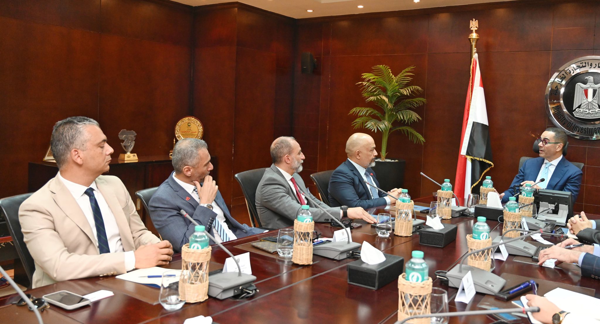 وزير الاستثمار يلتقي وفد شركة اتصالات مصر