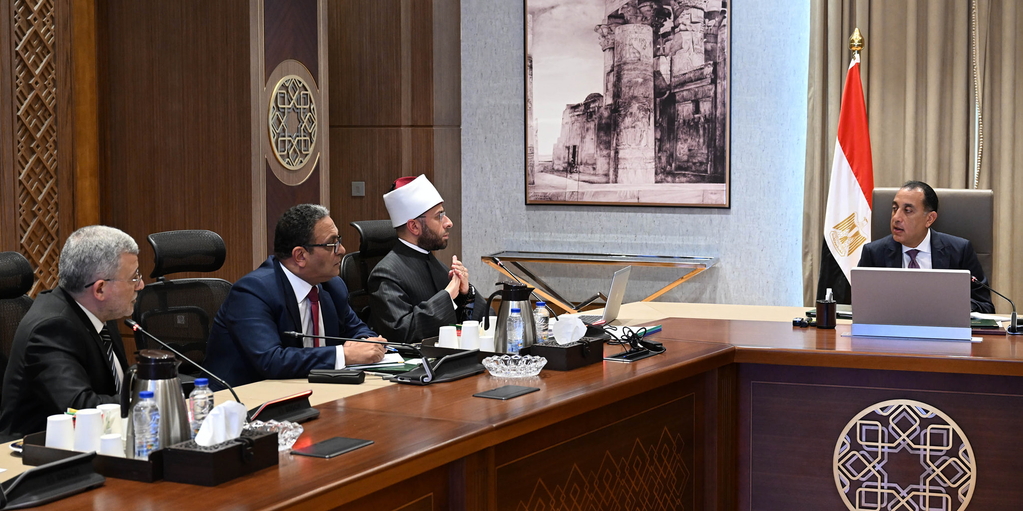 رئيس الوزراء يجتمع مع وزير الأوقاف