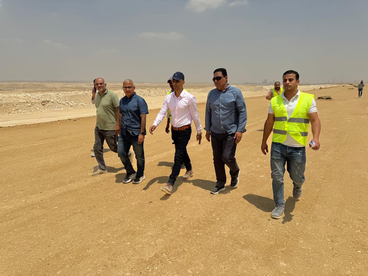وزير الإسكان يتابع مشروعات الطرق بمدينة القاهرة الجديدة