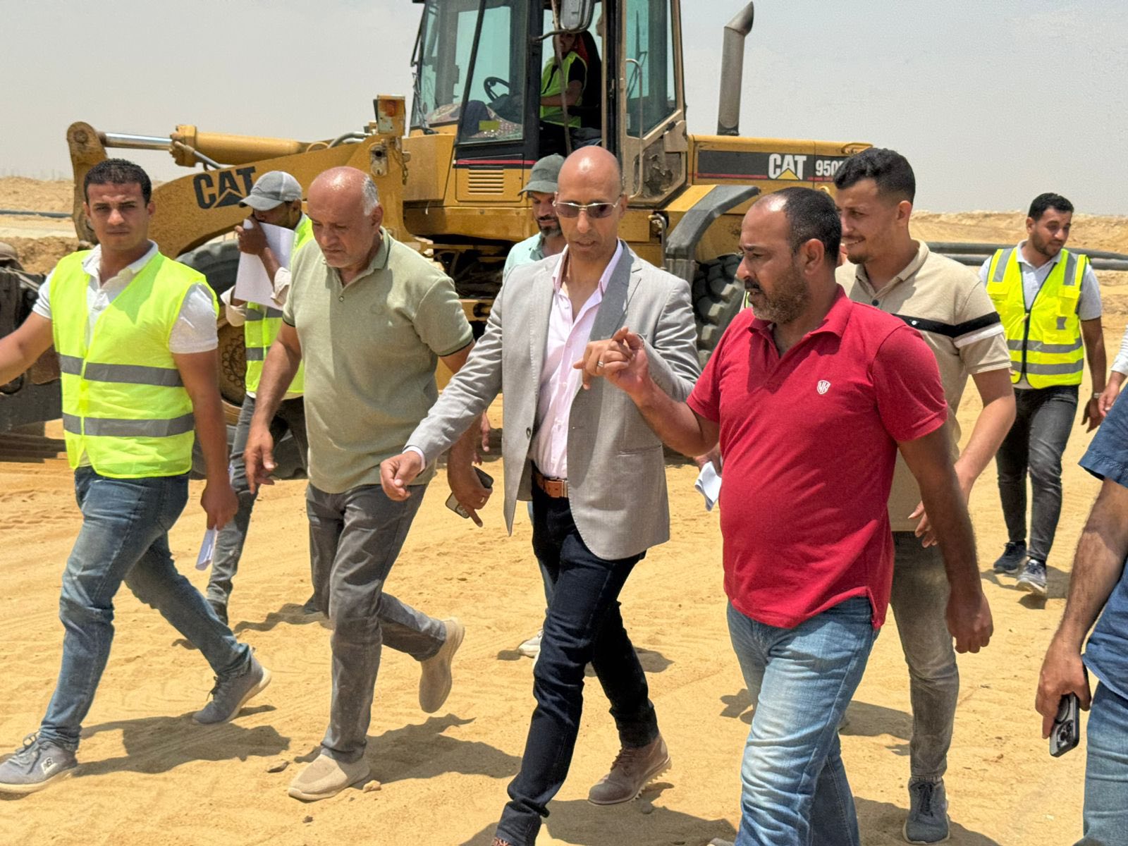 وزير الإسكان يتابع مشروعات الطرق بمدينة القاهرة الجديدة