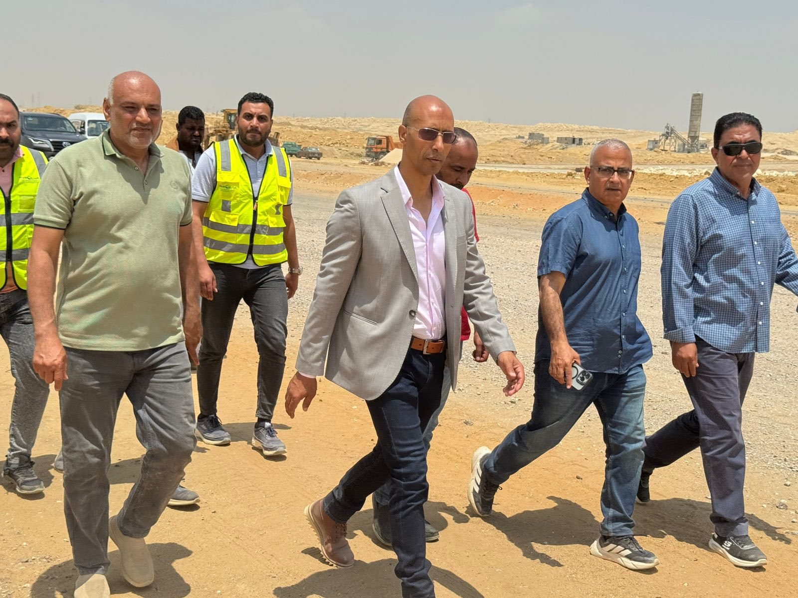 وزير الإسكان يتابع مشروعات الطرق بمدينة القاهرة الجديدة
