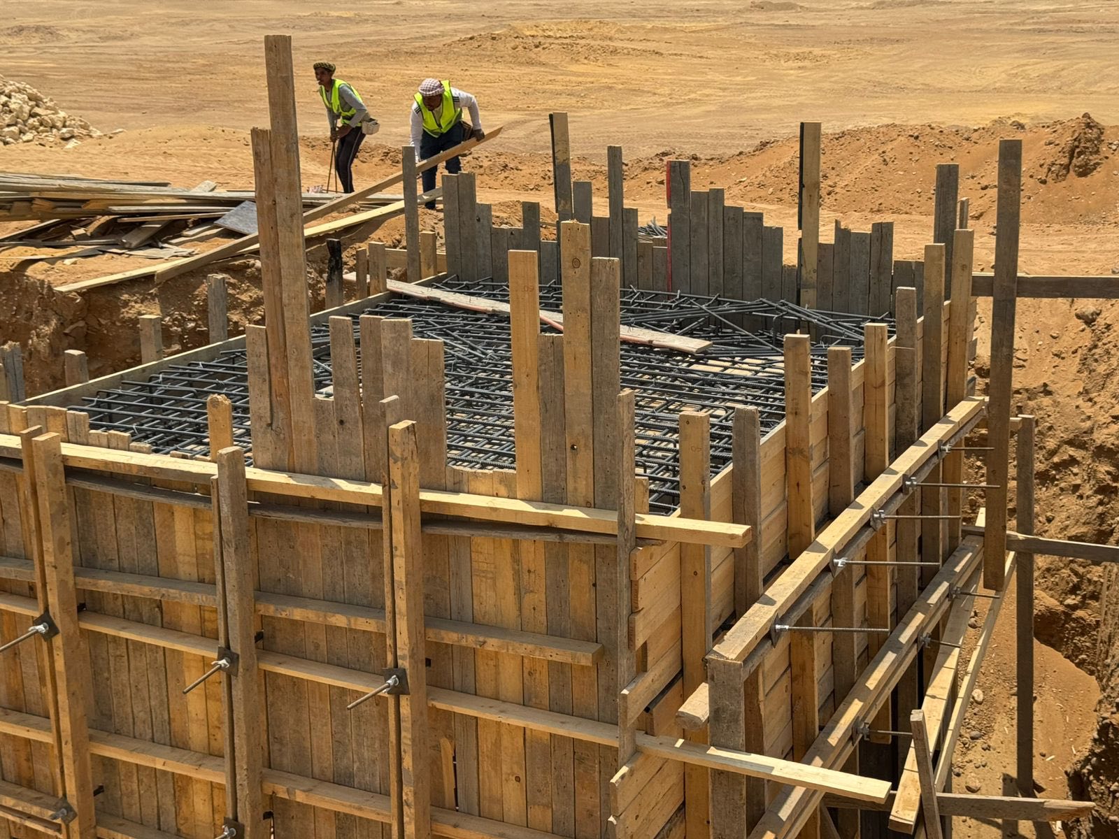 وزير الإسكان يتابع مشروعات الطرق بمدينة القاهرة الجديدة