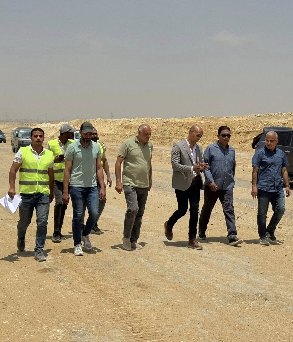 وزير الإسكان يتابع مشروعات الطرق بمدينة القاهرة الجديدة