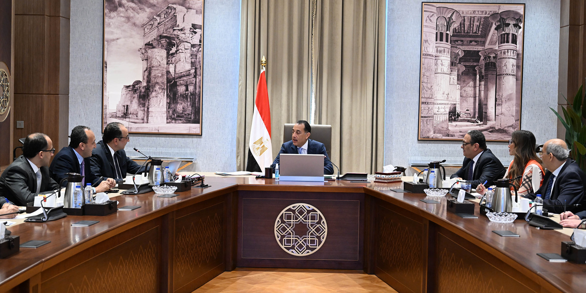 رئيس الوزراء في اجتماع مع وزير قطاع الأعمال العام