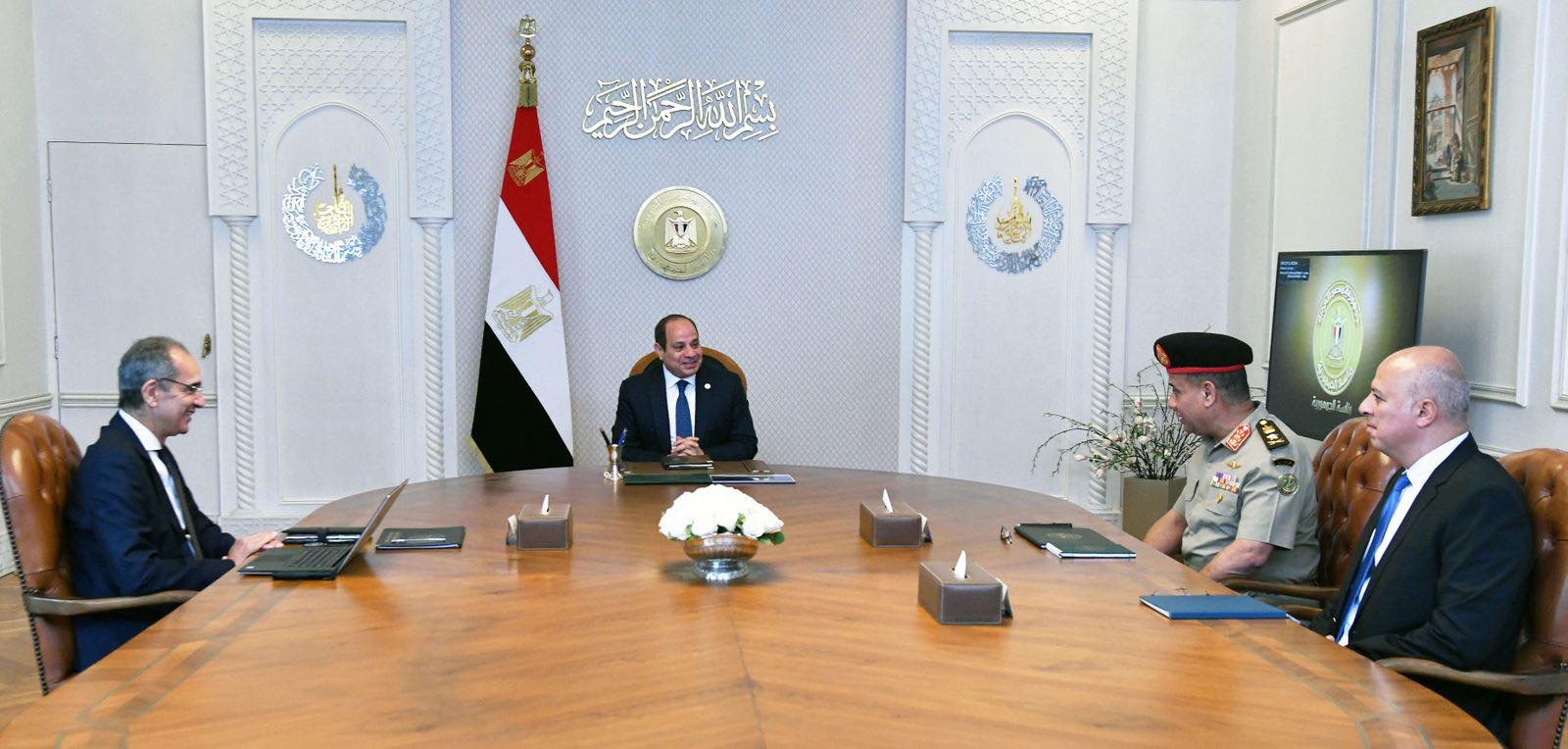 السيسي يجتمع مع وزير الاتصالات ومدير الأكاديمية العسكرية