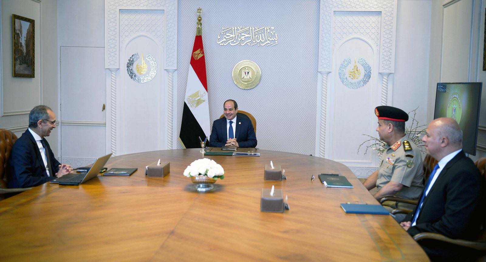 السيسي يجتمع مع وزير الاتصالات ومدير الأكاديمية العسكرية