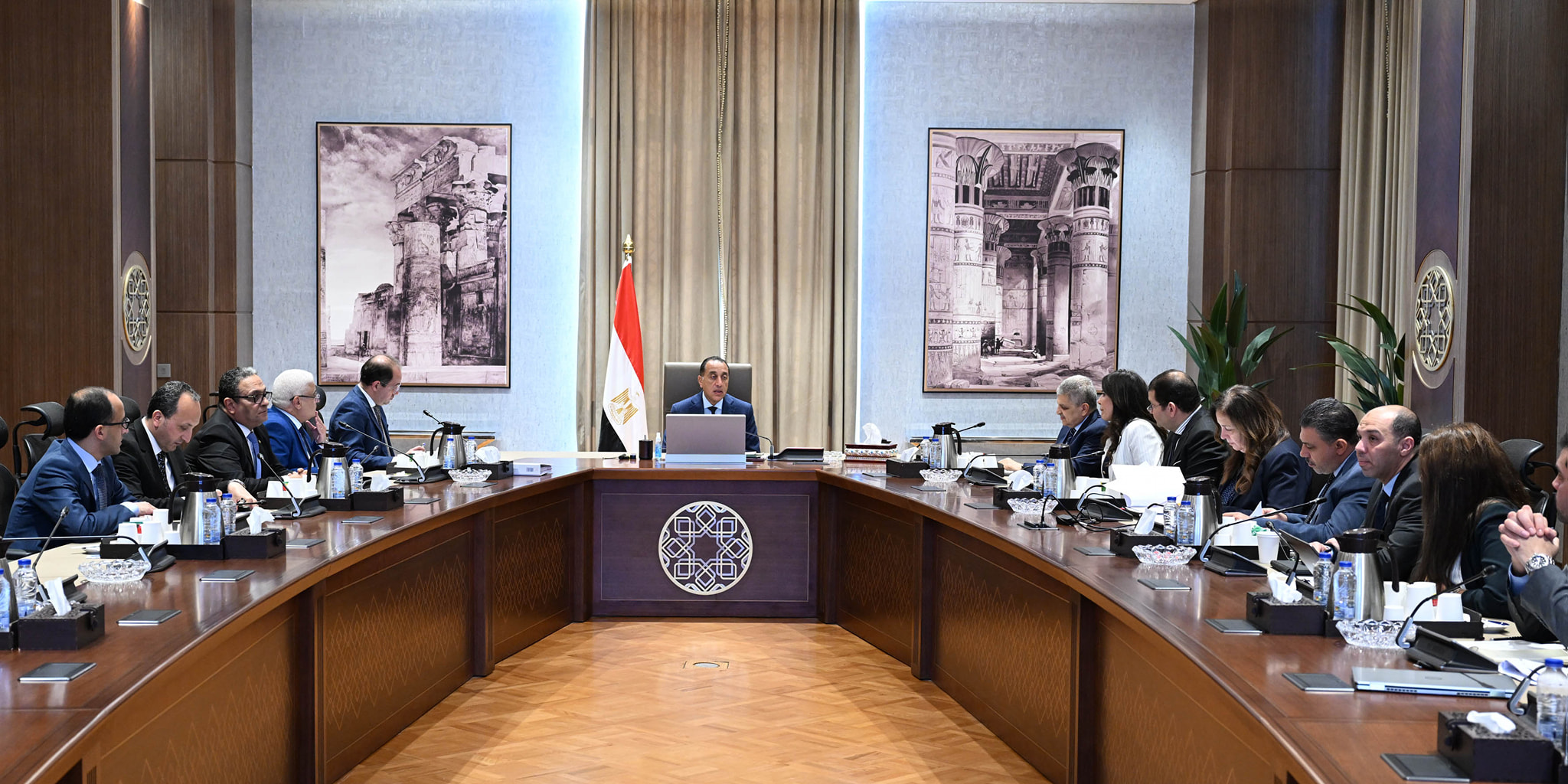 رئيس الوزراء يستعرض مقترحات تسهم في خفض معدلات الدين