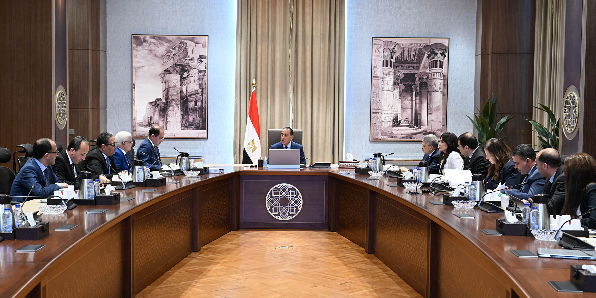 رئيس الوزراء يستعرض مقترحات تسهم في خفض معدلات الدين