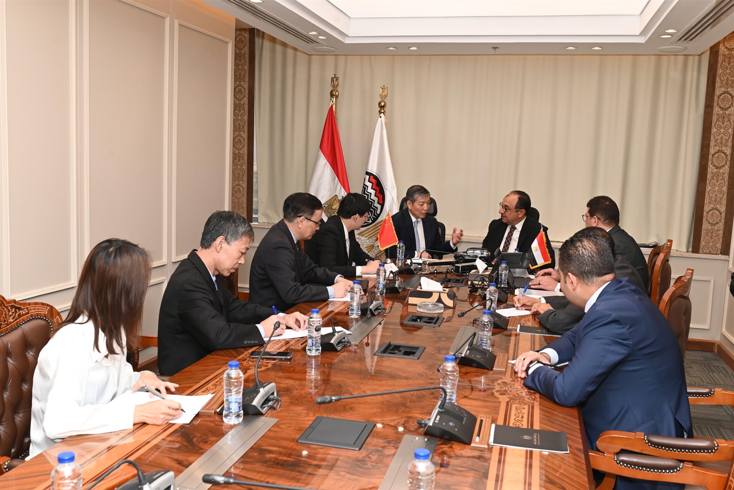 وزير قطاع الأعمال العام يستقبل السفير الصيني بالقاهرة