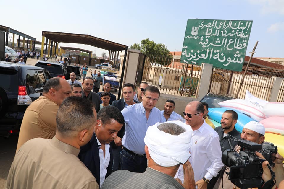 وزير الزراعة يتابع أعمال توريد القمح بشونة العزيزية