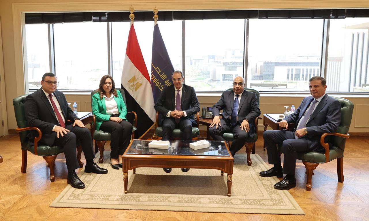 عمرو طلعت يتابع الموقف الحالى لمنظومة الرقم القومى العقارى