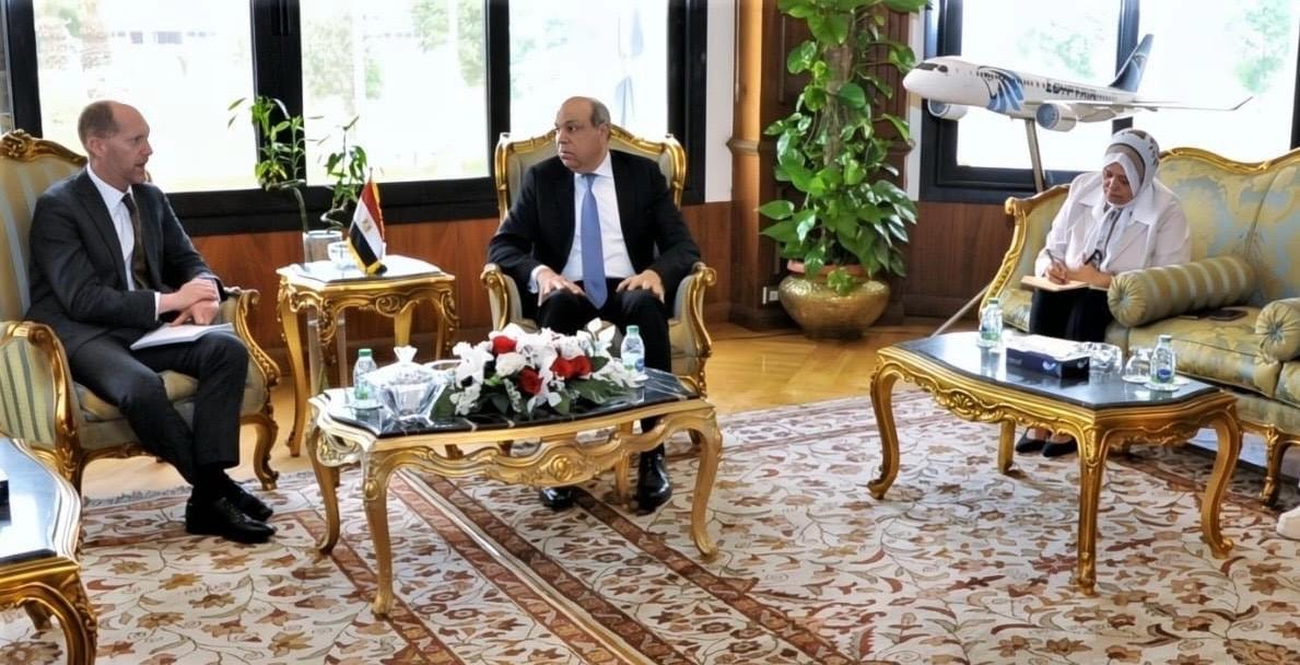 وزير الطيران المدني يلتقي وفد من مسئولى البنك الأوروبي