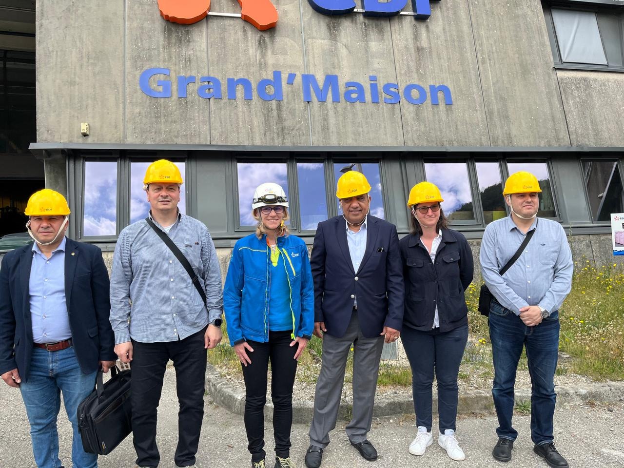 وزير الكهرباء يتفقد محطة Grand Maison في أوروبا