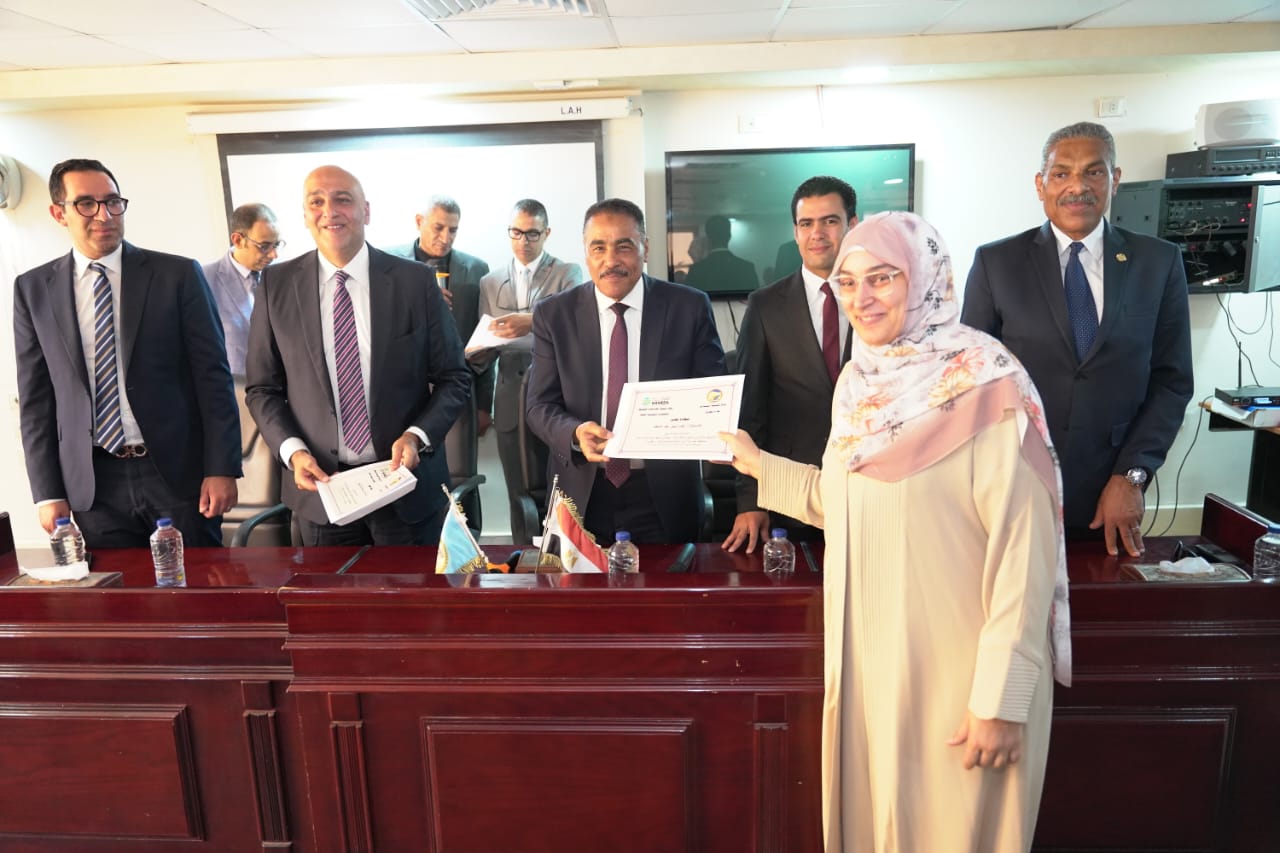 جهاز تنمية المشروعات يبحث دعم أصحاب المشروعات الصغيرة بمطروح