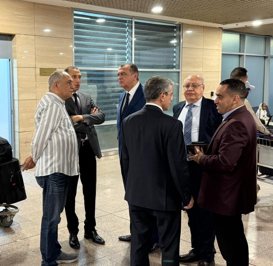 نائب وزير المالية ورئيس مصلحة الجمارك فى جولة بمطار القاهرة